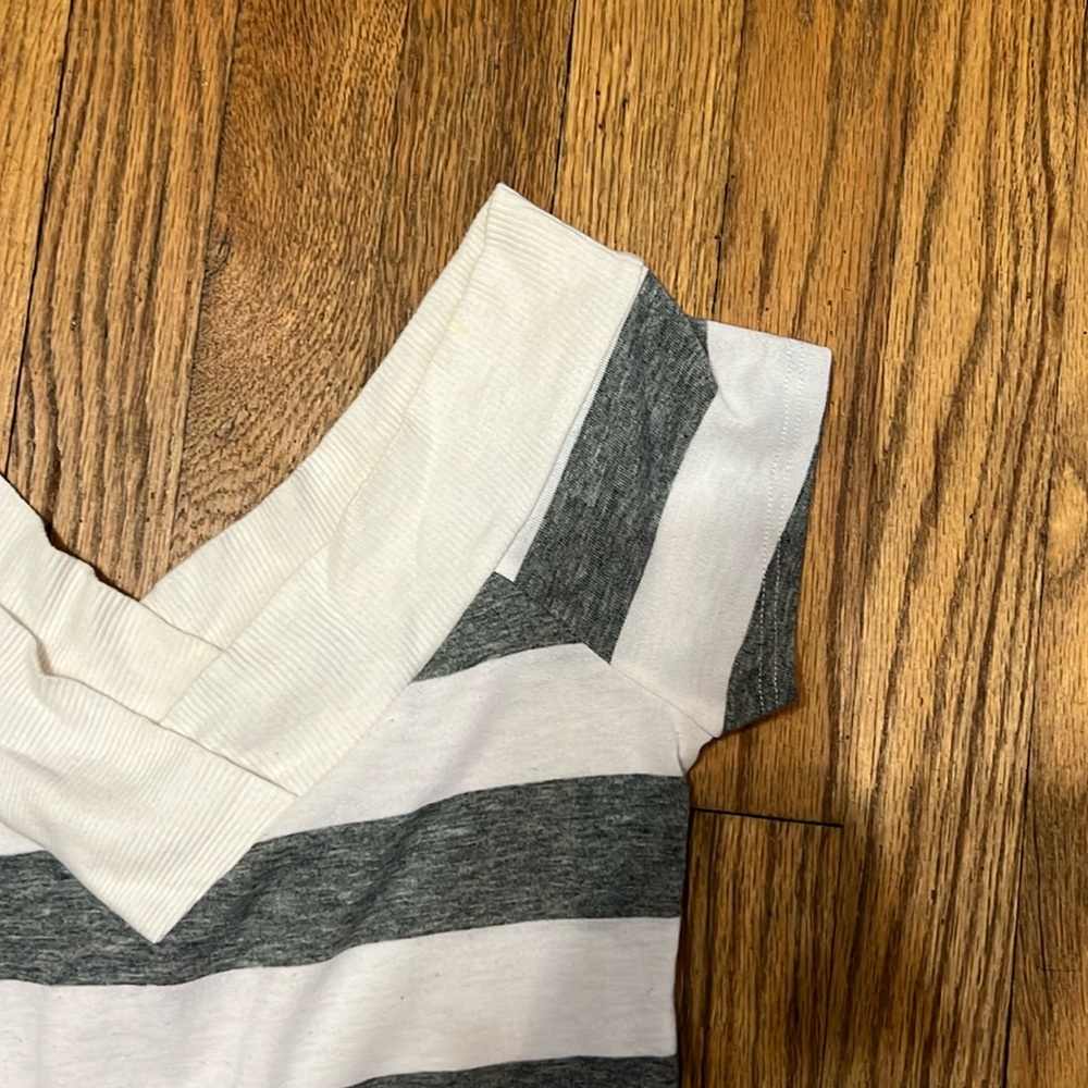Wet Seal Short Sleeve V Neck Top - Picture 3 of 4